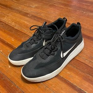 Classic Black Nike Nyjah Skate Shoes size 11.5